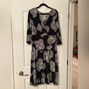 Maggy London Black and White Floral Dress. Plus size 20. Figure flattering.